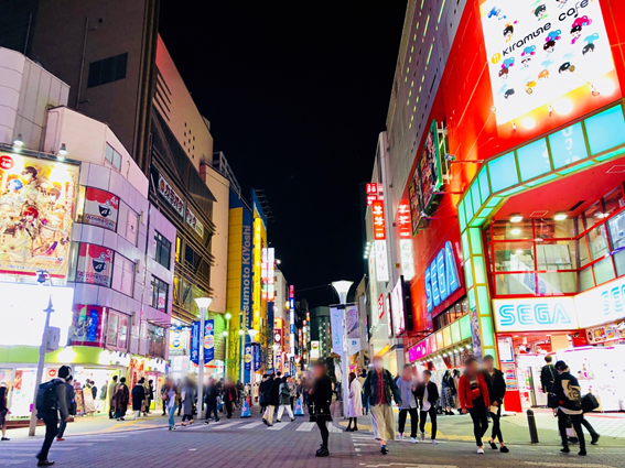 池袋の夜を楽しむ若者たちの文化と魅力