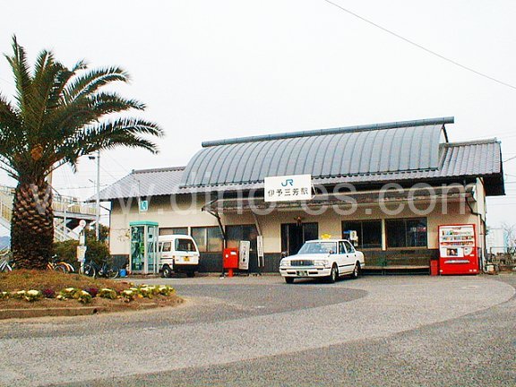 伊予三芳メンズエステの駅前の写真です。picture of Iyo-Miyoshi station where to find spa and massage salons