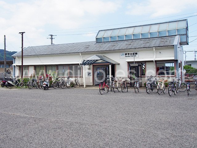 伊予土居メンズエステの駅前の写真です。picture of Iyo-Doi station where to find spa and massage salons
