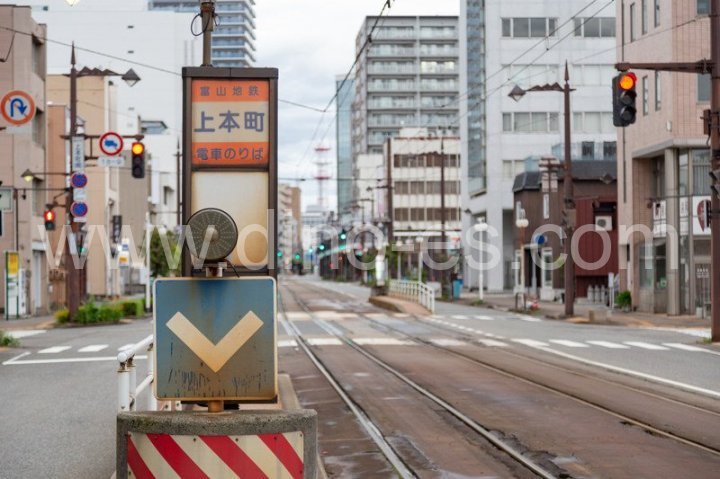 上本町(富山)メンズエステの駅前の写真です。picture of Kami-Hommachi station where to find spa and massage salons