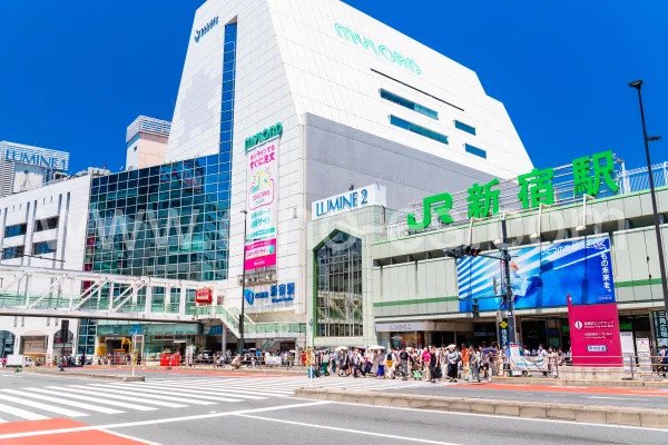 新宿メンズエステの駅前の写真です。picture of Shinjuku station where to find spa and massage salons