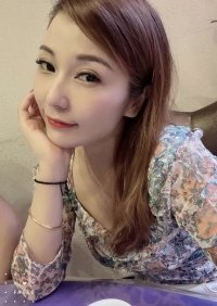 ひとみちゃん (23歳) T161 B70 顔立ちとグラビアアイドルのようなスタイルで街で出逢えばふと振り返ってしまう、そんな美人さんです。明るく気さくな性格ですので、話しやすく会話も弾むと思います。